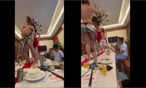 Gái xinh nhảy khỏa thân trên bàn tiệc