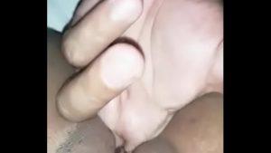 Dùng hai ngón móc cái lồn dâm của em thích phê tít