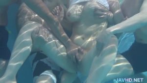 Hấp diêm em đĩ dâm đãng dưới nước bao dâm