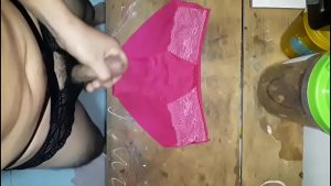 Lấy trộm quần lót của em thủ dâm bắn nước