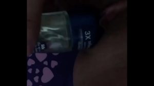 Nhét lọ lăn nách vào lồn em ny