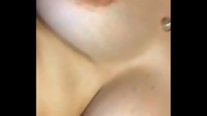 Vừa bóp vú vừa móc lồn dâm