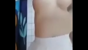 Cặp đào ngọt nước của em có cho ai bóp thử không