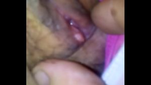 Sờ lồn vợ yêu banh cái lồn dâm nhiều nước ra móc