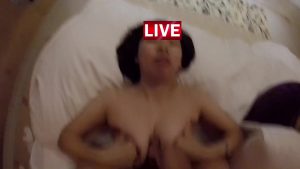 Em dùng vú kẹp anh bắn tinh