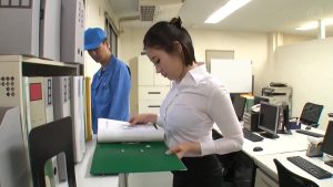 Ở lại tăng ca cô gái trẻ bị tên bảo vệ bóp vú và địt cho không kịp thở