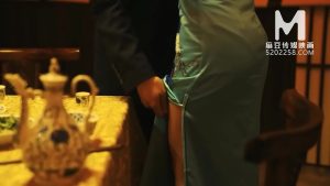 Ông chủ say nắng cô nhân viên tiếp rượu