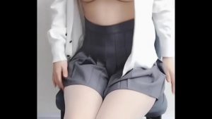 Nữ sinh tự nghịch hàng của mình chảy nước