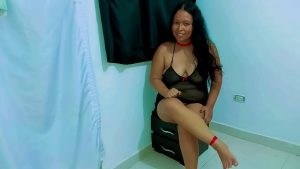 Con hàng dâm trong nhà nghỉ uốn éo gạ chim cửng dâm đãng